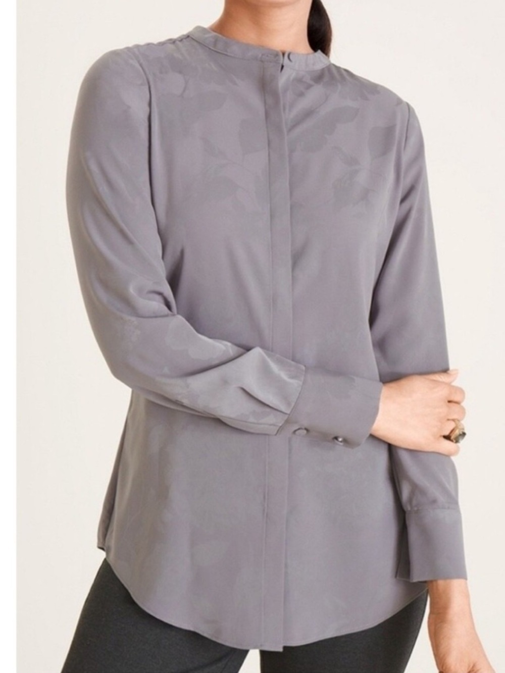 NWT! Chico’s SATIN BLOUSE FLORAL JACQUARD LS Fashion Top STERLING GRAY